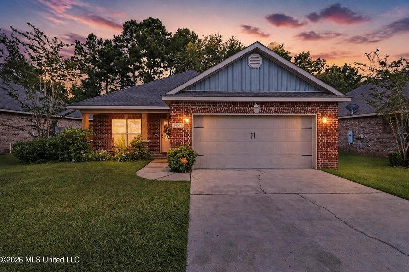 Awesome 4-bedroom, 2-bath home conveniently located directly - photo 3