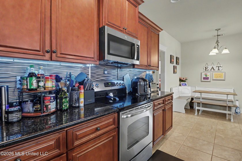 Awesome 4-bedroom, 2-bath home conveniently located directly - photo 8