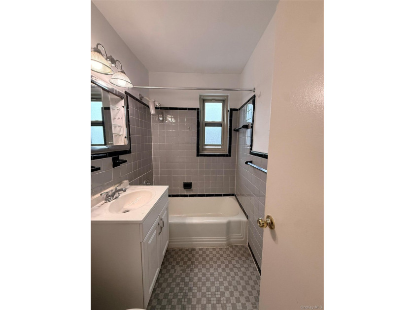 Sunny 1-bedroom, 1-bath co-op in the Bronx - bright, move-in - photo 11