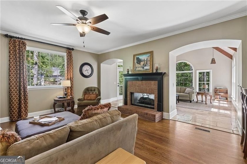 Southern Charm Meets Storybook Setting - Welcome to a truly - photo 16