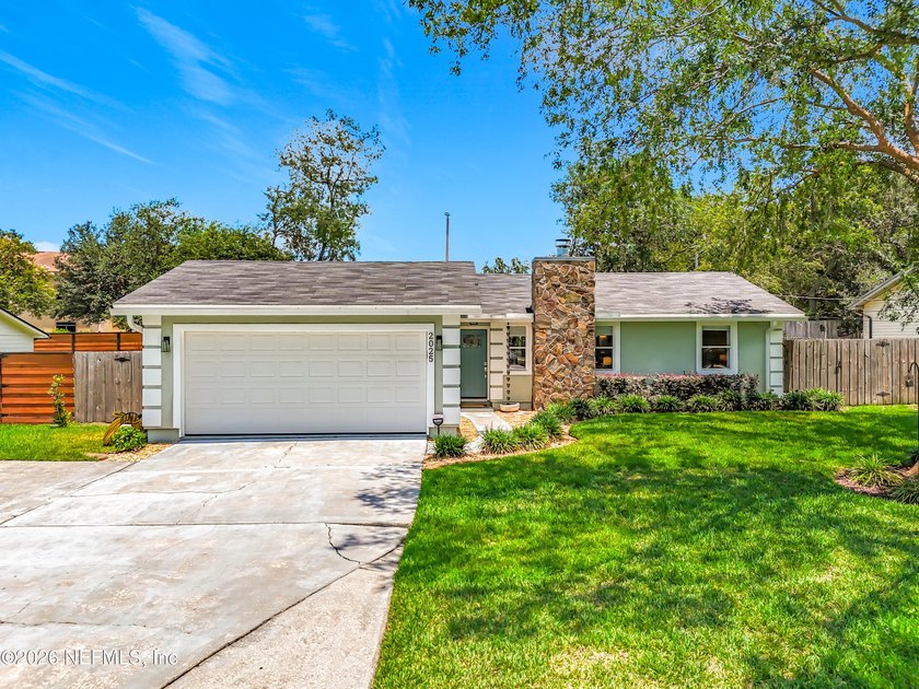 Welcome to this beautifully redesigned pool home, professionally - photo 2