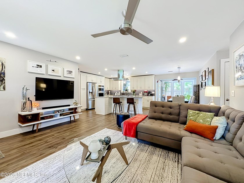 Welcome to this beautifully redesigned pool home, professionally - photo 6