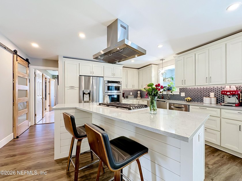 Welcome to this beautifully redesigned pool home, professionally - photo 7