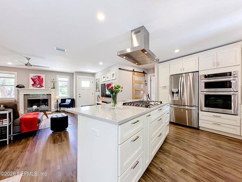 Welcome to this beautifully redesigned pool home, professionally - photo 9