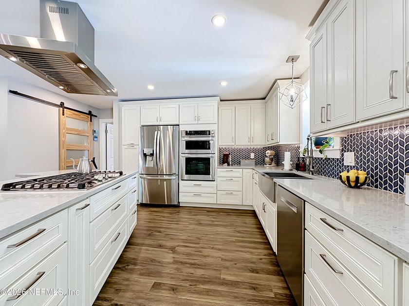 Welcome to this beautifully redesigned pool home, professionally - photo 10