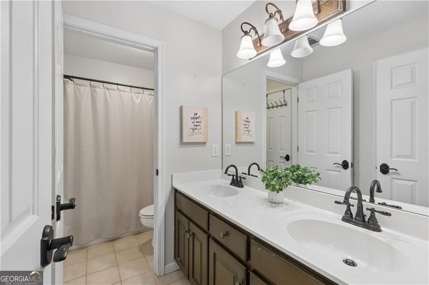 Southern Charm Meets Storybook Setting - Welcome to a truly - photo 42