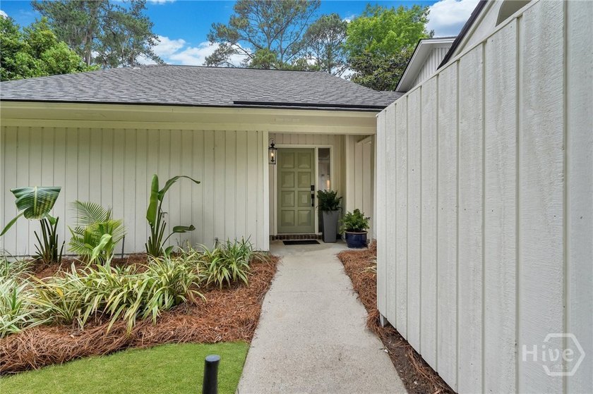 Welcome to your new sanctuary! Nestled in a serene neighborhood - photo 2