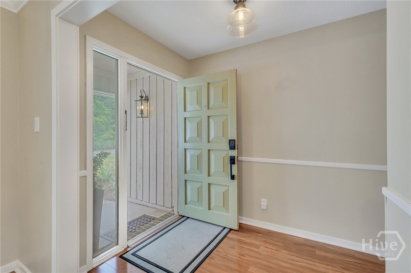 Welcome to your new sanctuary! Nestled in a serene neighborhood - photo 5