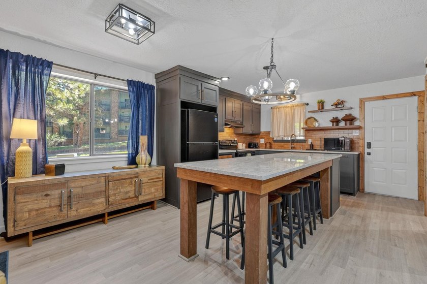 Completely updated and meticulously remodeled from top to bottom - photo 15