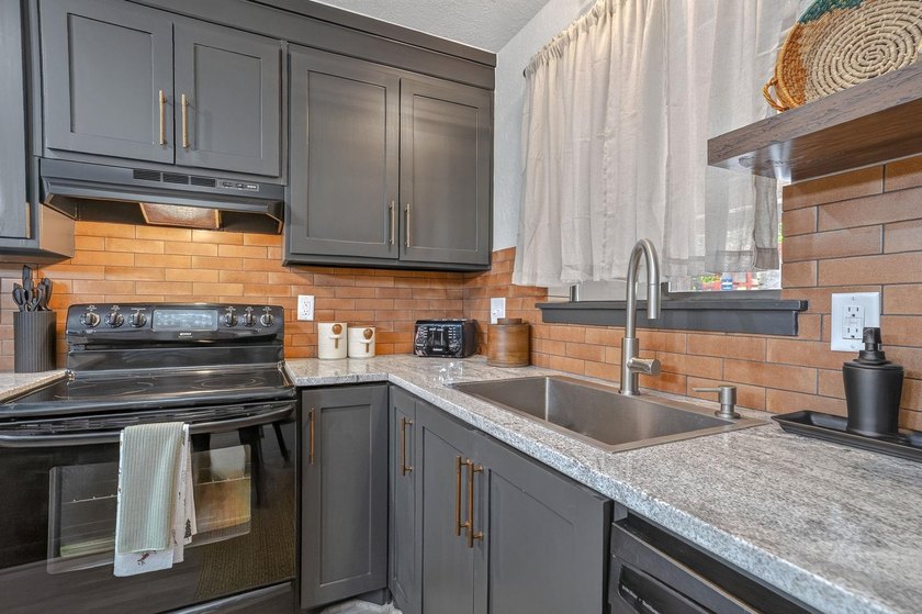 Completely updated and meticulously remodeled from top to bottom - photo 18