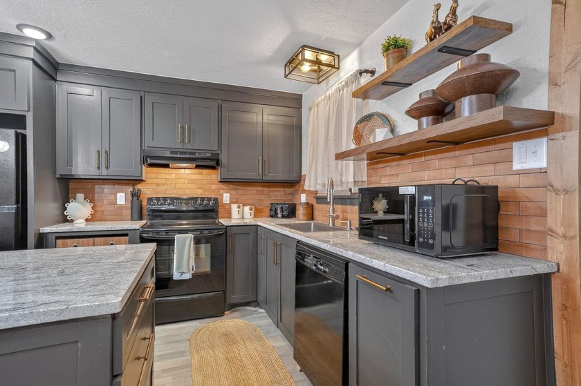 Completely updated and meticulously remodeled from top to bottom - photo 19