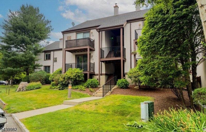Turnkey fully renovated multi-level condo that checks every box! - photo 33