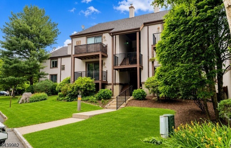 Turnkey fully renovated multi-level condo that checks every box! - photo 34