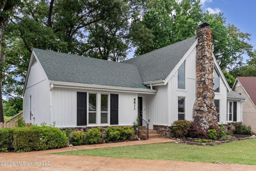 LIFE ON THE LAKE!! GORGEOUS TOTALLY RENOVATED HOME WITH THE MOST - photo 3