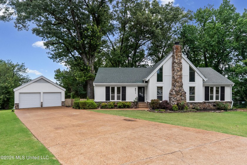 LIFE ON THE LAKE!! GORGEOUS TOTALLY RENOVATED HOME WITH THE MOST - photo 4