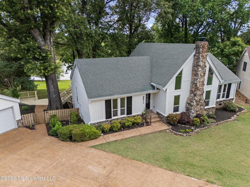 LIFE ON THE LAKE!! GORGEOUS TOTALLY RENOVATED HOME WITH THE MOST - photo 5