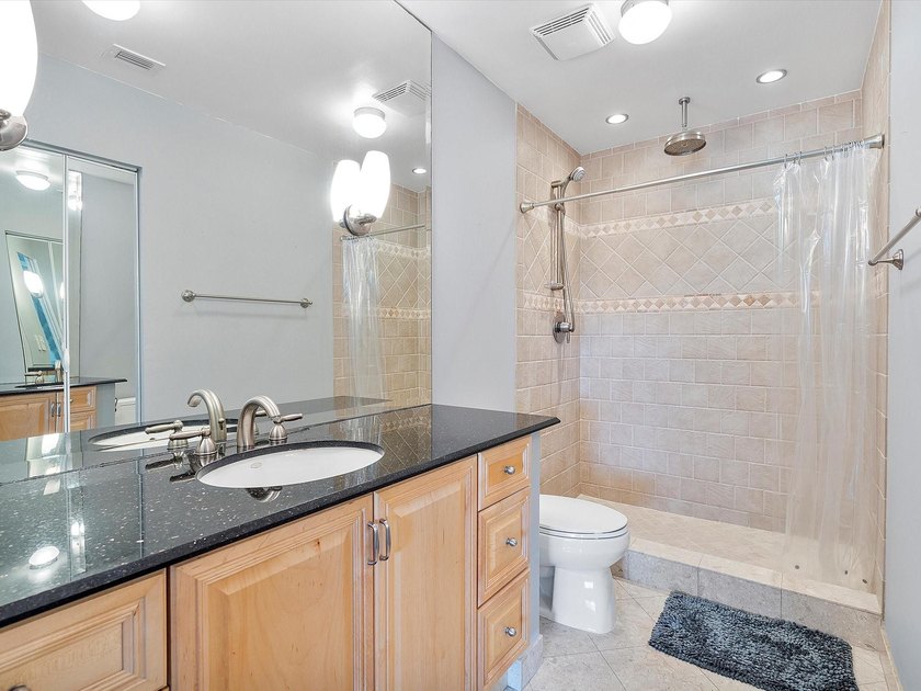 Beautifully renovated top-floor condo with serene lake views in - photo 12