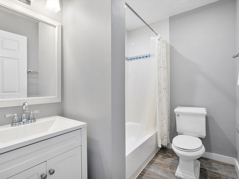 Beautifully renovated top-floor condo with serene lake views in - photo 14