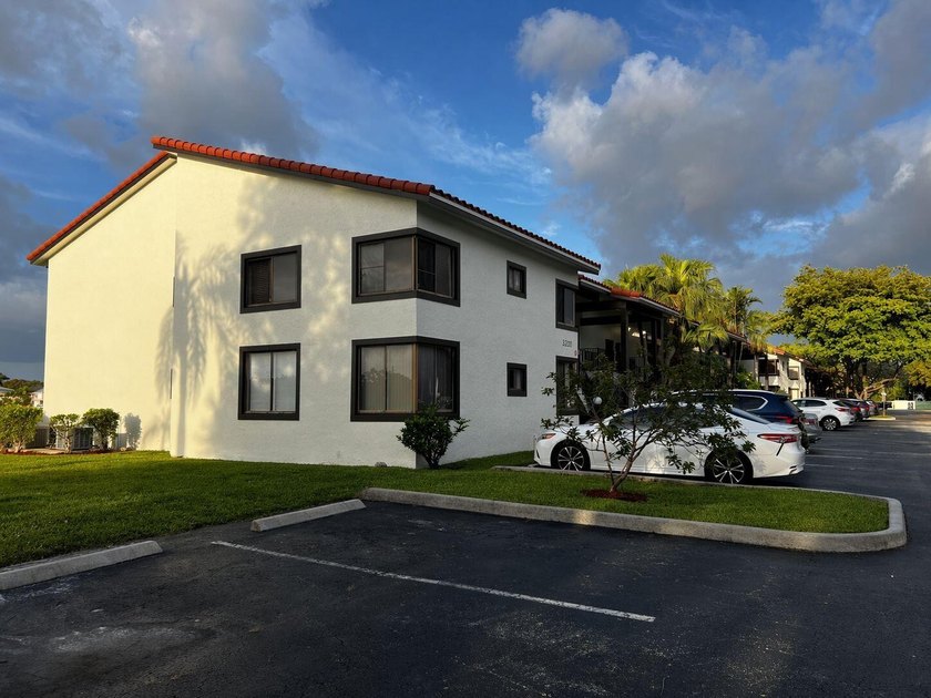 Beautifully renovated top-floor condo with serene lake views in - photo 17
