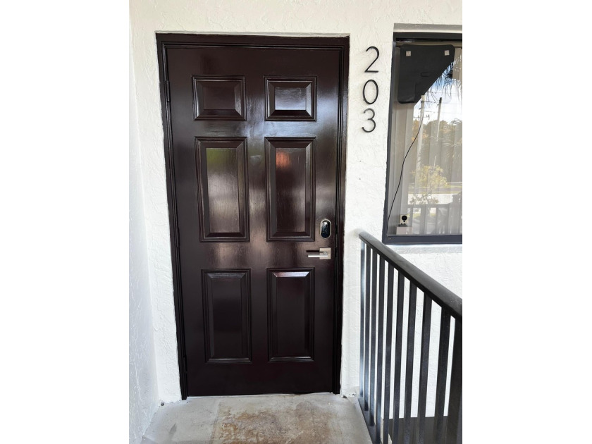 Beautifully renovated top-floor condo with serene lake views in - photo 18