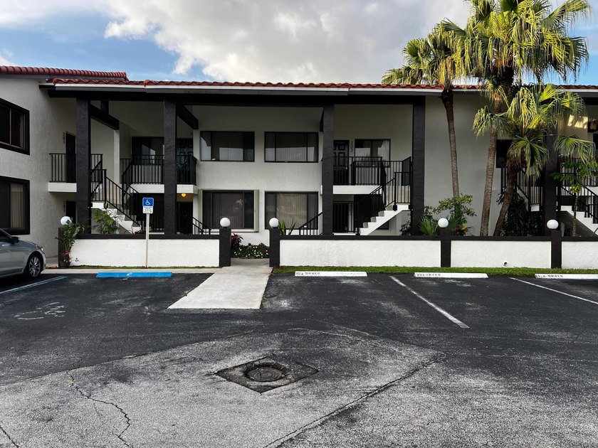 Beautifully renovated top-floor condo with serene lake views in - photo 19