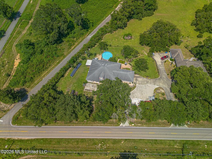 Welcome to this impressive single-family residence built in 2007 - photo 5