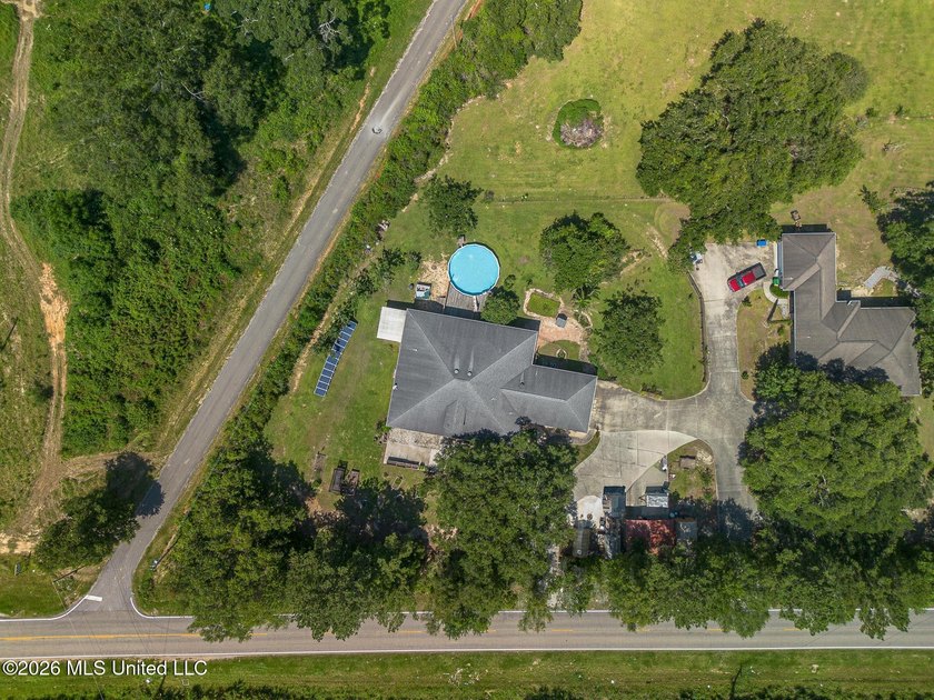 Welcome to this impressive single-family residence built in 2007 - photo 6
