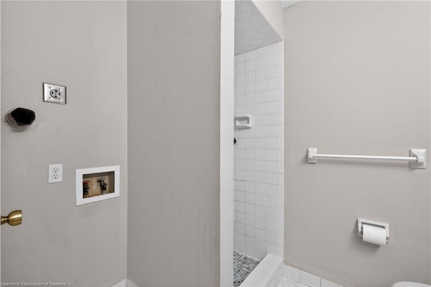 INVESTOR ALERT - PRICED BELOW CURRENT APPRAISAL FOR FAST SALE AT - photo 21