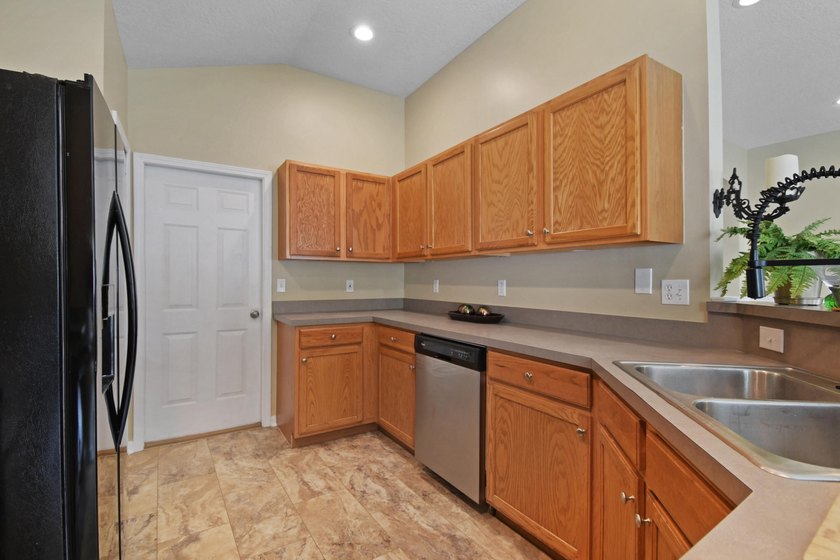 Welcome to 948 Oak Arbor Circle, a beautifully maintained - photo 10