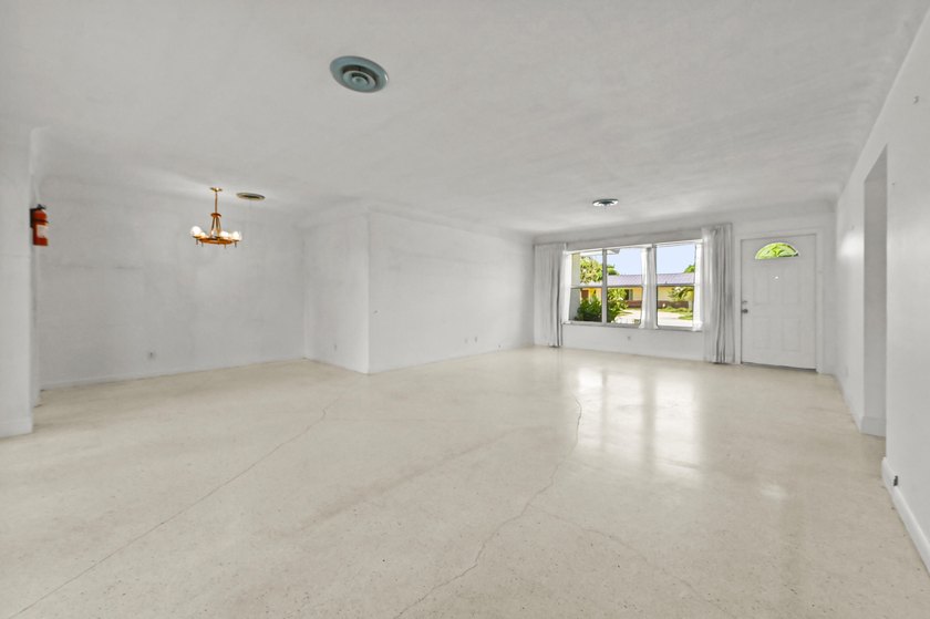 Welcome to this charming single-story residence in Country Club - photo 5