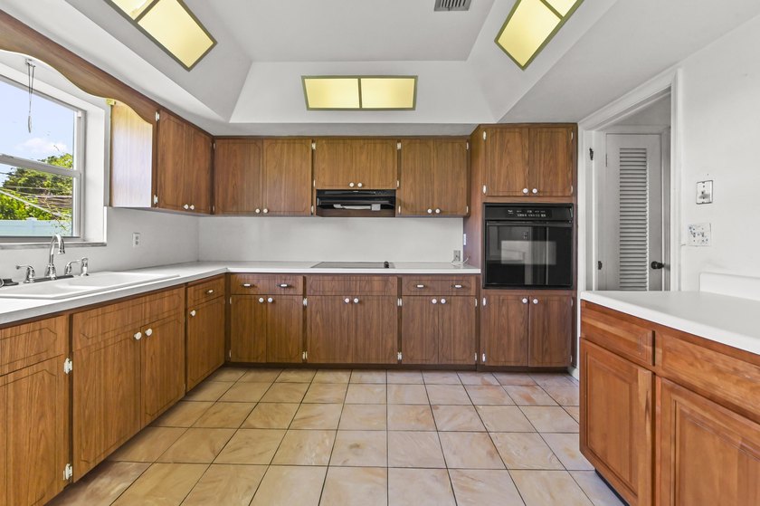 Welcome to this charming single-story residence in Country Club - photo 8