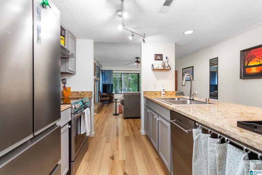 Beautiful 2 bedroom, 2 bath condo with a BONUS ROOM located on - photo 8