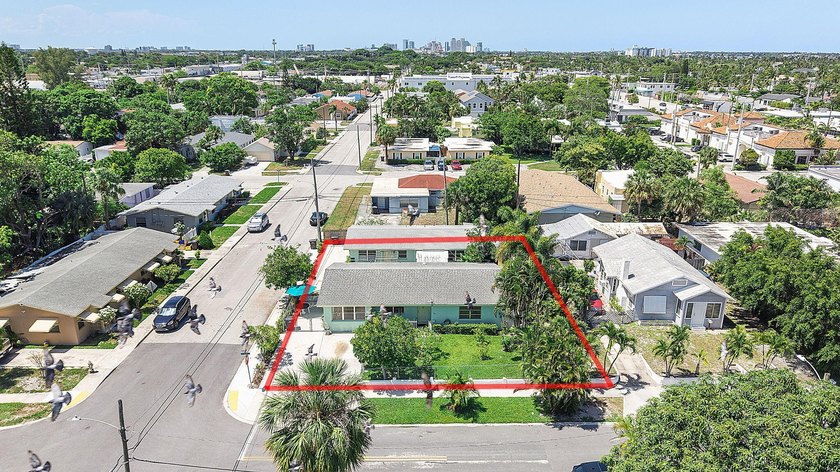 Rare triplex offering in the heart of SoSo, one of West Palm - photo 4