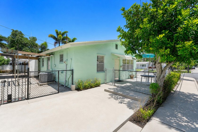 Rare triplex offering in the heart of SoSo, one of West Palm - photo 5