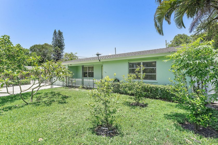 Rare triplex offering in the heart of SoSo, one of West Palm - photo 7