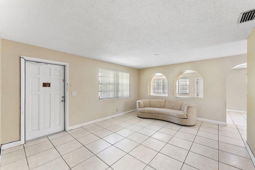 Rare triplex offering in the heart of SoSo, one of West Palm - photo 9