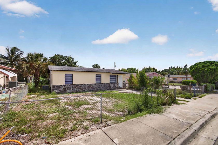 Welcome to this charming 3-bedroom, 1-bathroom home perfectly - photo 3