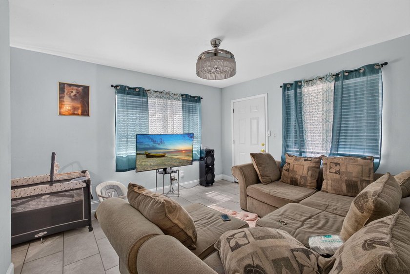 Welcome to this charming 3-bedroom, 1-bathroom home perfectly - photo 5