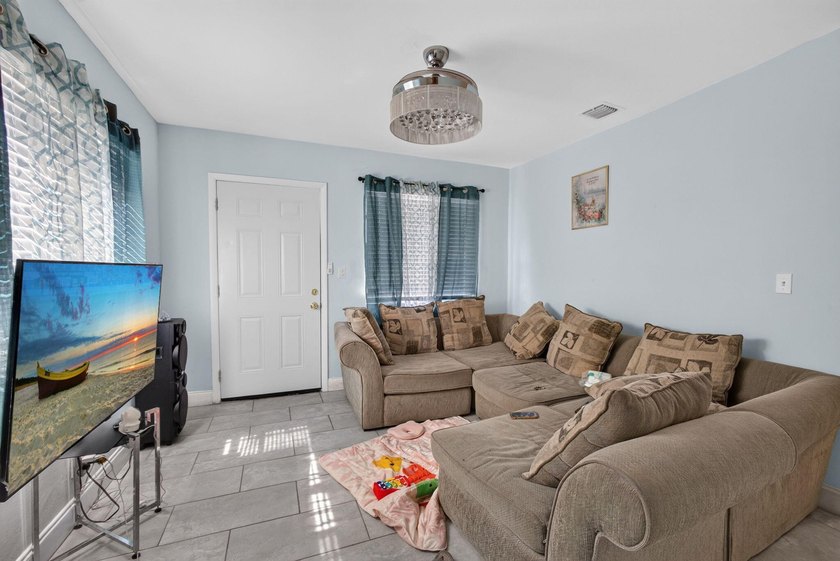 Welcome to this charming 3-bedroom, 1-bathroom home perfectly - photo 6