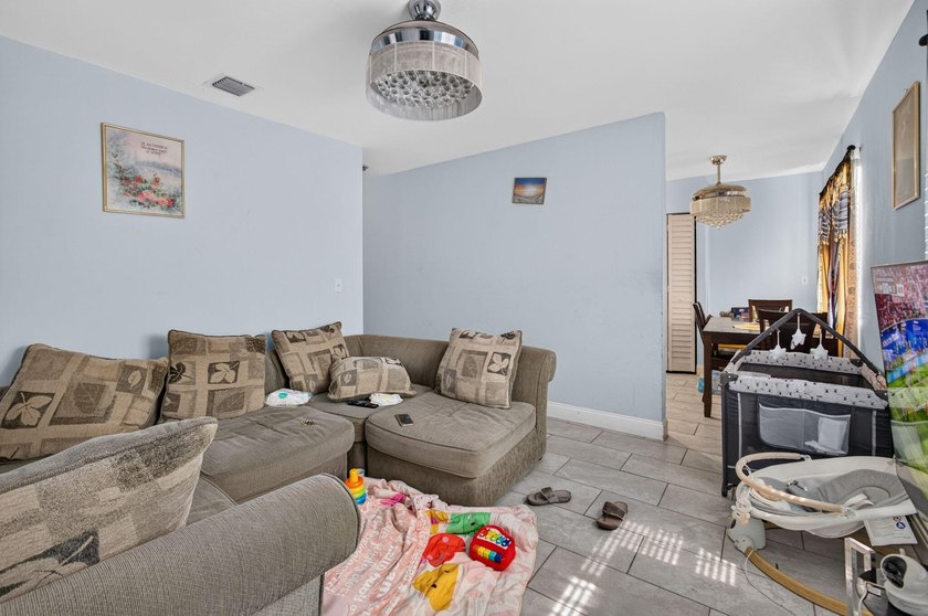 Welcome to this charming 3-bedroom, 1-bathroom home perfectly - photo 7