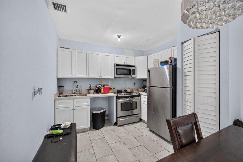 Welcome to this charming 3-bedroom, 1-bathroom home perfectly - photo 8