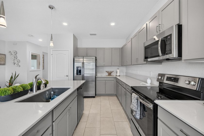 Welcome to this charming 4 bed, 3 full bath, 2 car garage home - photo 9