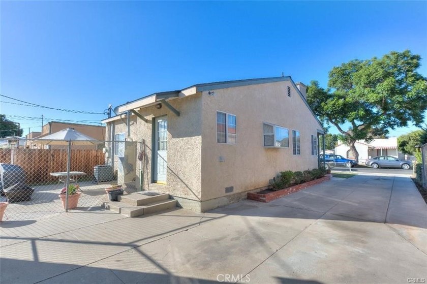 Charming North Long Beach bungalow with great bones and room to - photo 2