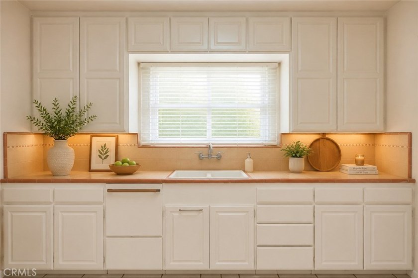 Charming North Long Beach bungalow with great bones and room to - photo 3