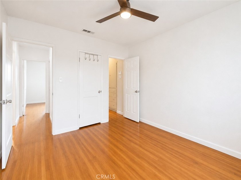 Charming North Long Beach bungalow with great bones and room to - photo 5