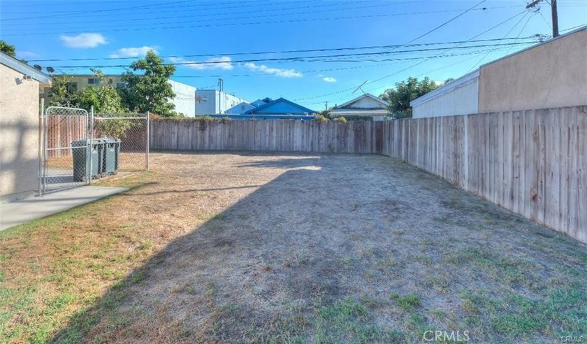 Charming North Long Beach bungalow with great bones and room to - photo 6