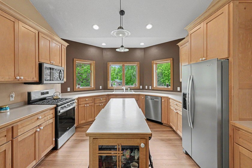 Immaculate walkout rambler nestled on 2 secluded acres in East - photo 9