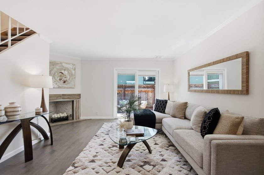 Rare opportunity to own a beautifully remodeled townhouse-style - photo 12