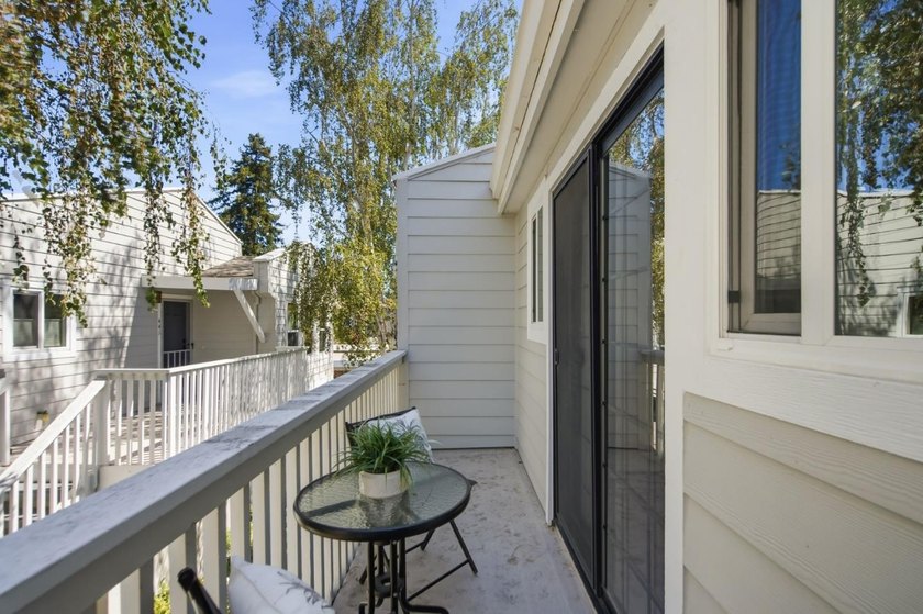 Rare opportunity to own a beautifully remodeled townhouse-style - photo 30