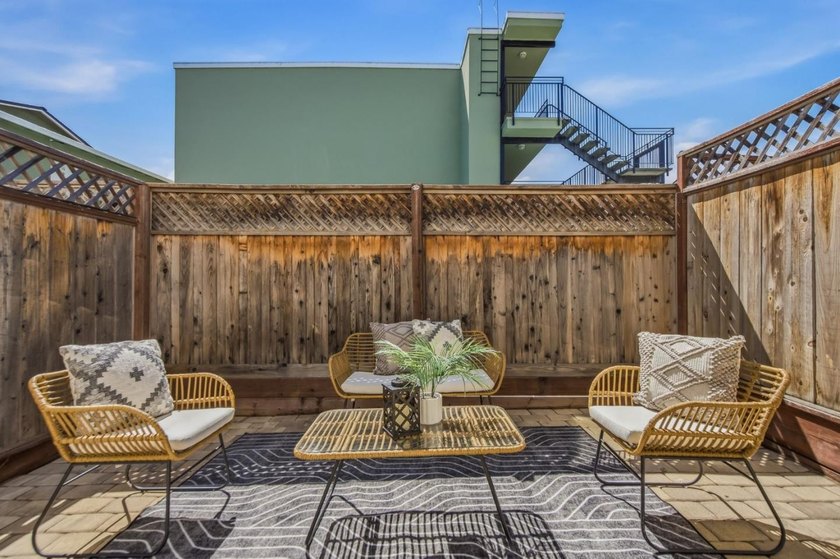 Rare opportunity to own a beautifully remodeled townhouse-style - photo 31